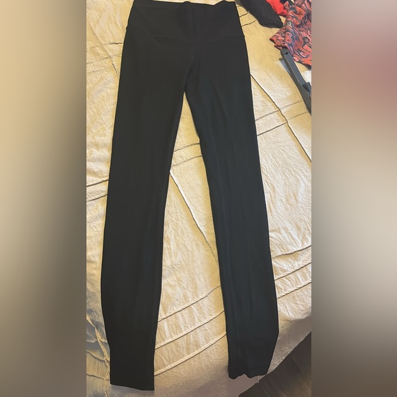 Like new lululemon leggings! Size 6 - Picture 2 of 2